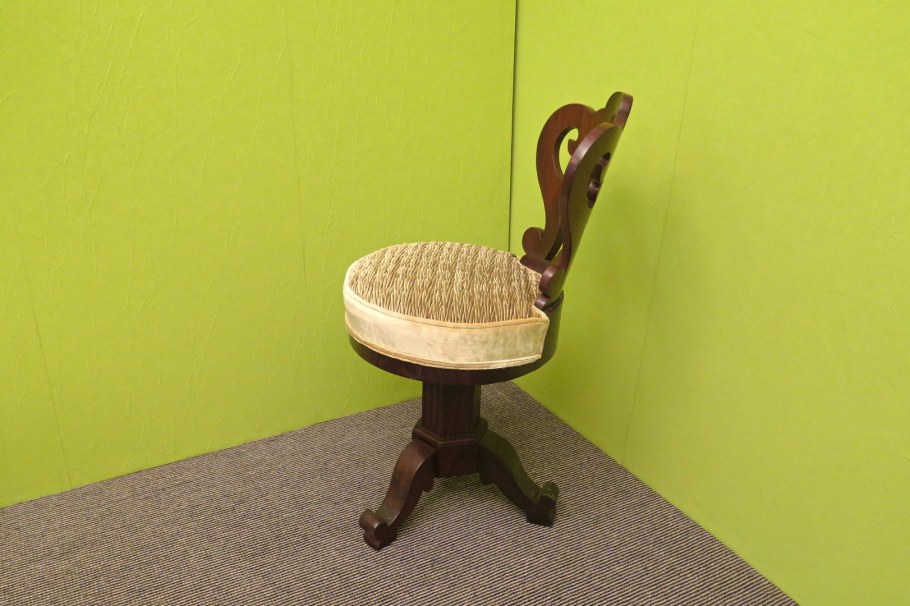 Стул для фортепиано со спинкой круглый