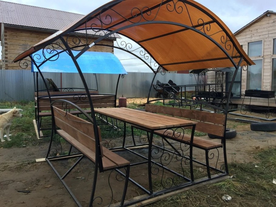 Беседка кованная с поликарбонатом