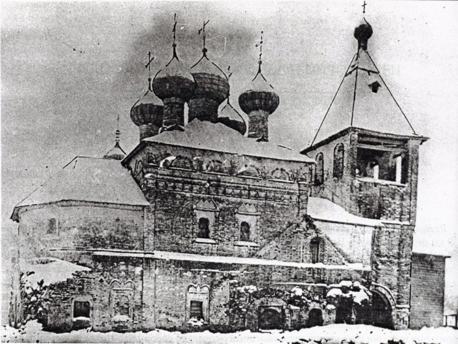 Храм на болоте в Новгородской области