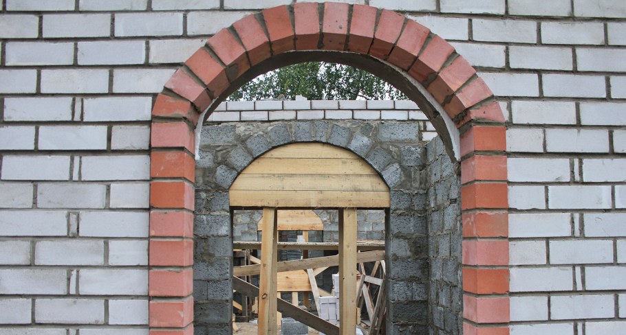Кирпичная стрельчатая арка