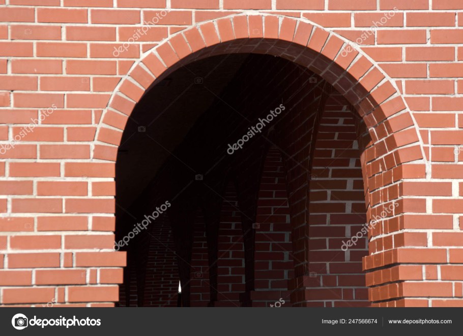 Выкладка арки из кирпича