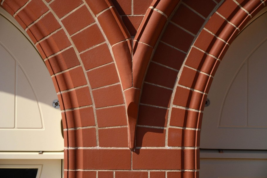 Фигурная кладка кирпича