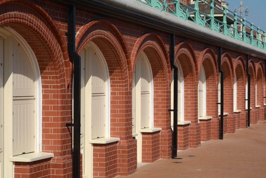 Кирпичная стрельчатая арка