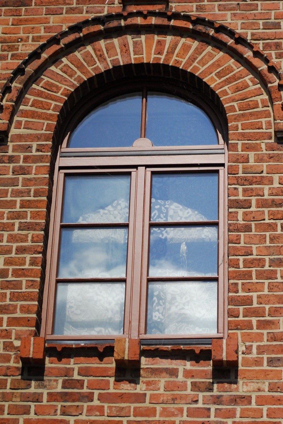 Фасад с арочными окнами