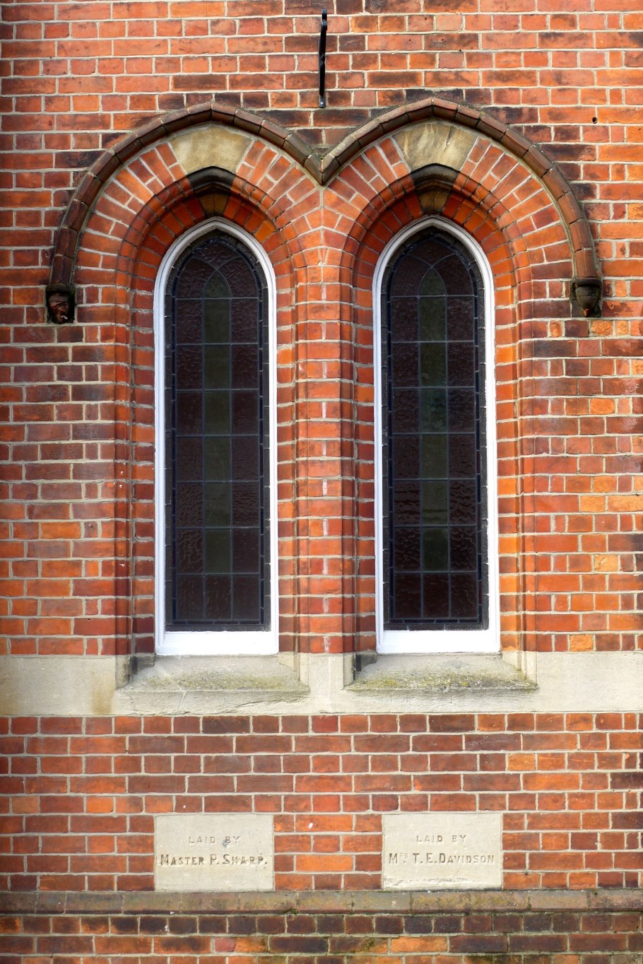 Кирпичная стрельчатая арка