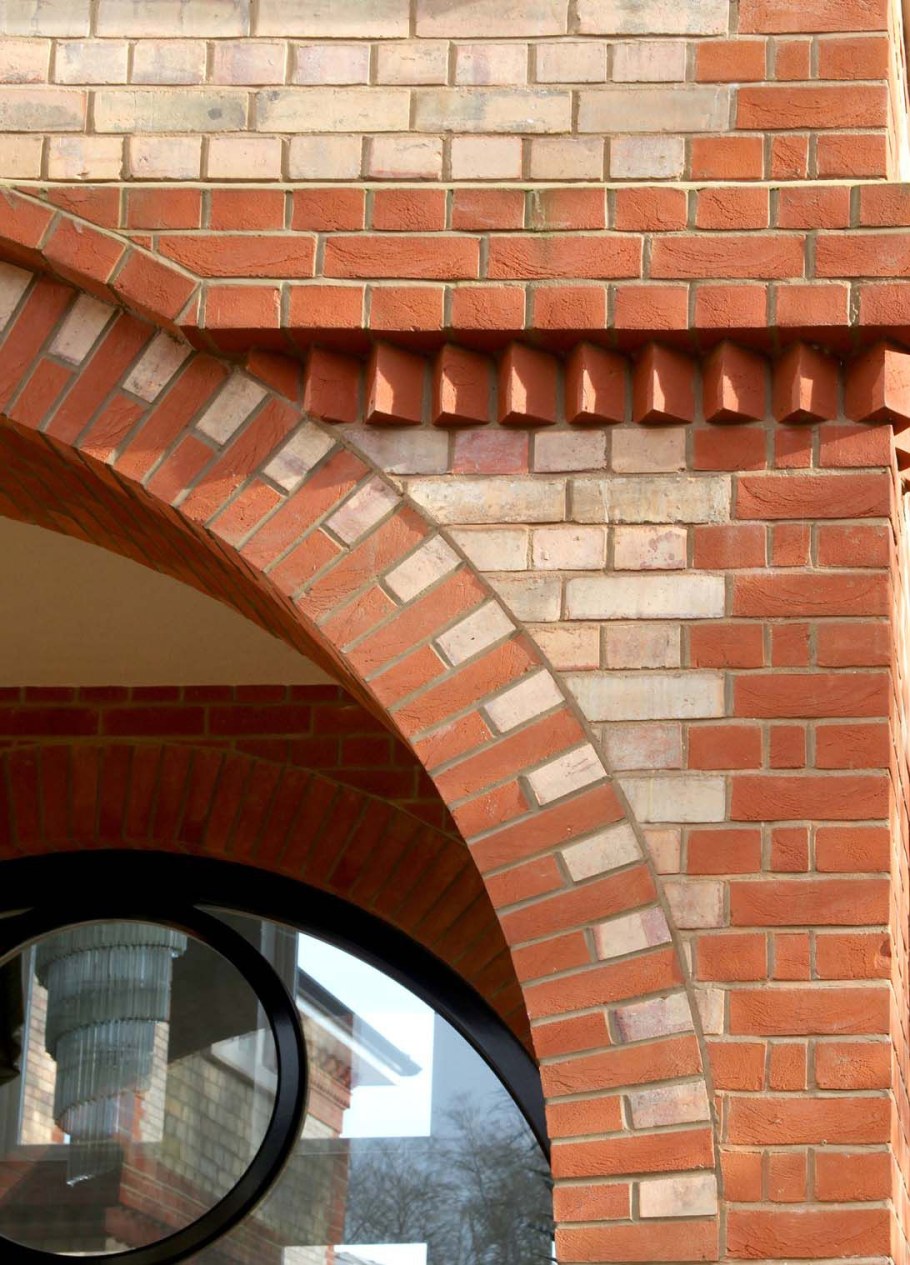 Кирпичная полуарка