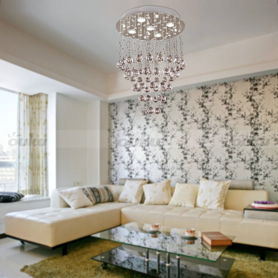Хрустальная люстра в современном интерьере гостиной