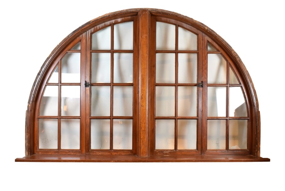 Полуциркульные арочные окна.