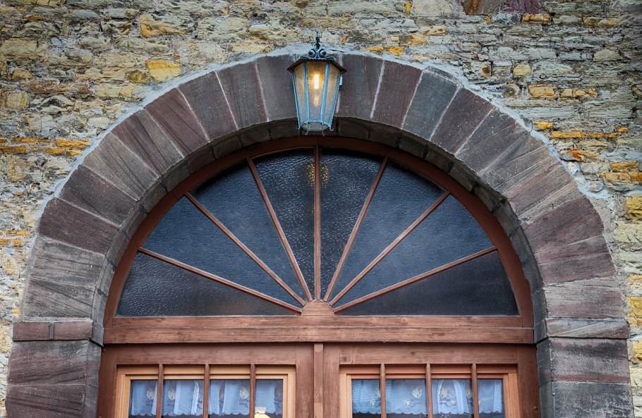 Фасад с арочными окнами