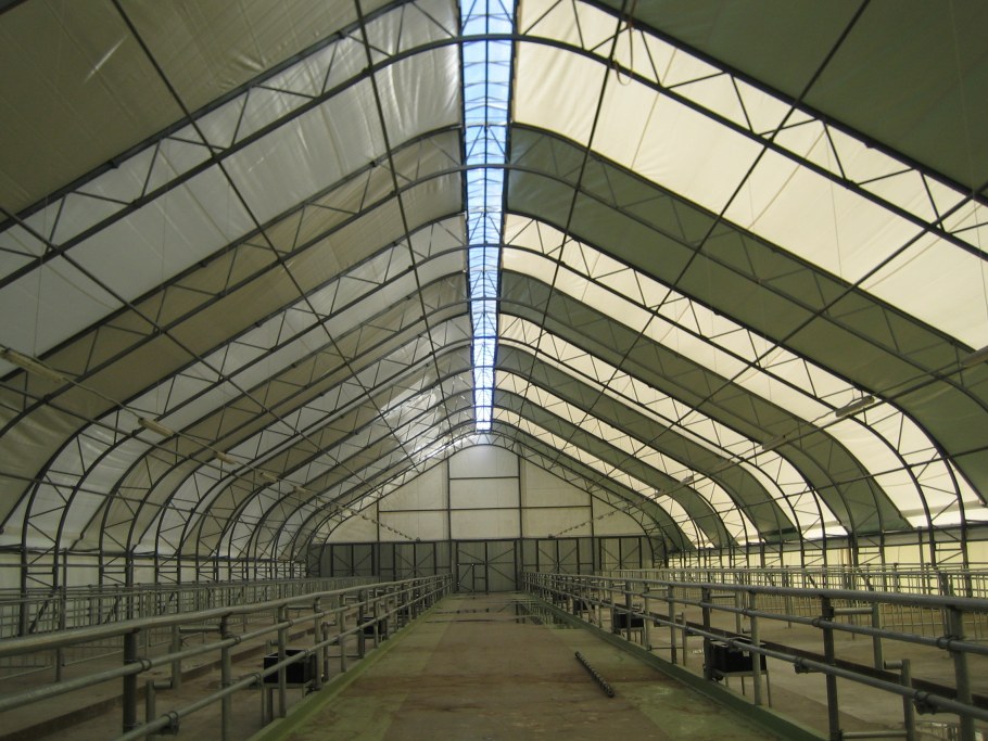 Каркасно-тентовые коровники