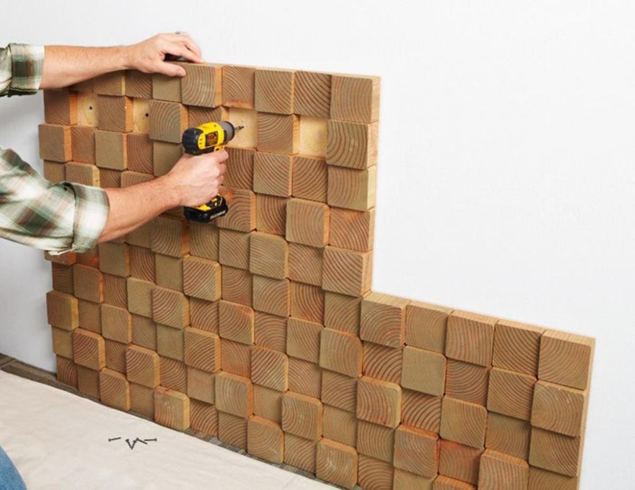 Стена из деревянных брусков