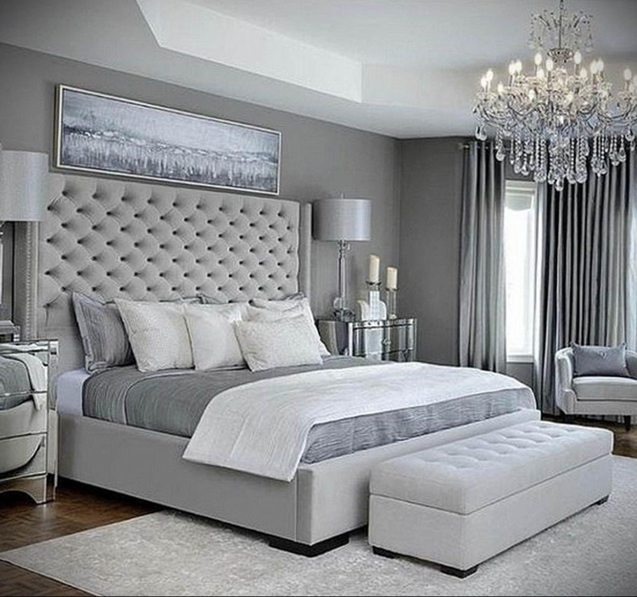 Спальня с белой кроватью