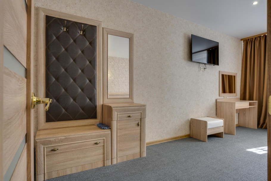 Мини-отель Ладомир на Зельевом