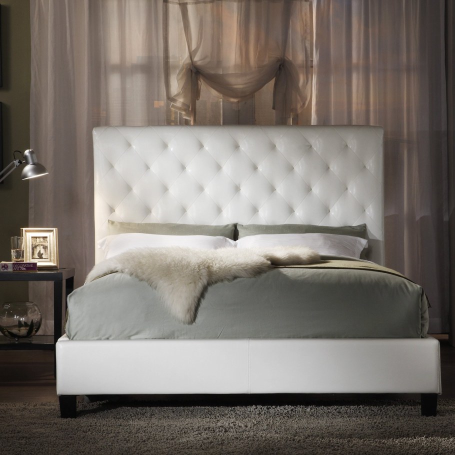 Кровать в спальню с мягким изголовьем