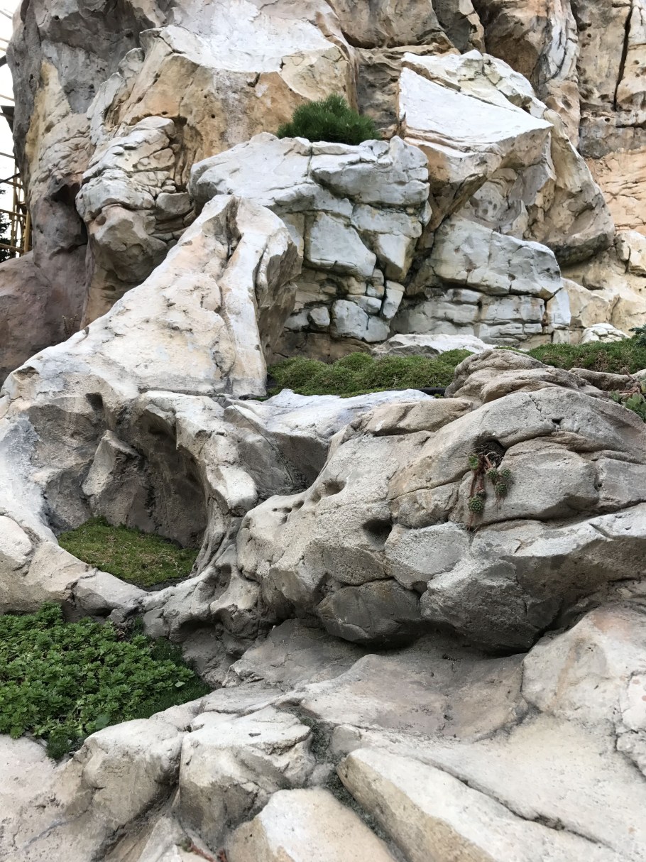 Арт-бетон камень скала водопад