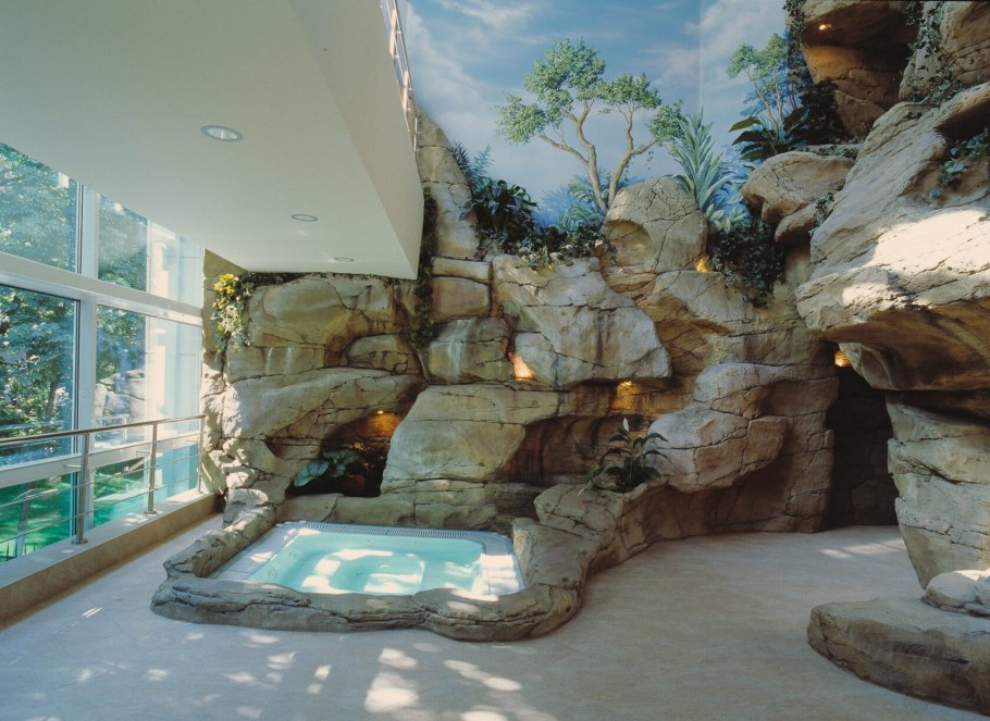 Искусственная скала в интерьере