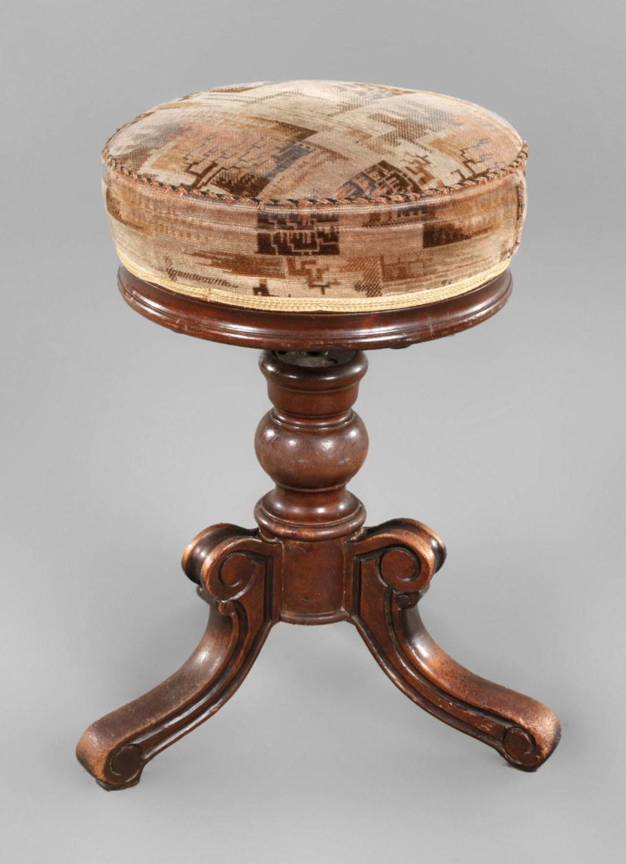 Антикварный стул для пианино