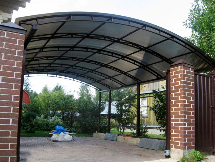 Полуарочный навес из поликарбоната