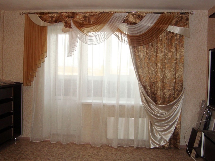 Шторы в зал с ламбрекеном с балконом