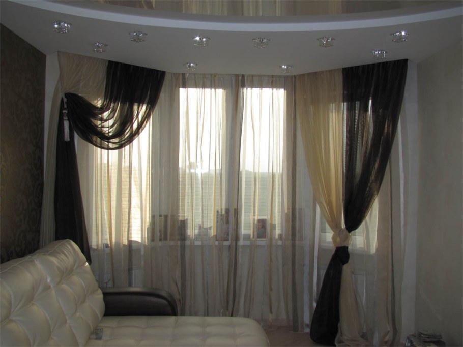 Двухцветные шторы в эркере