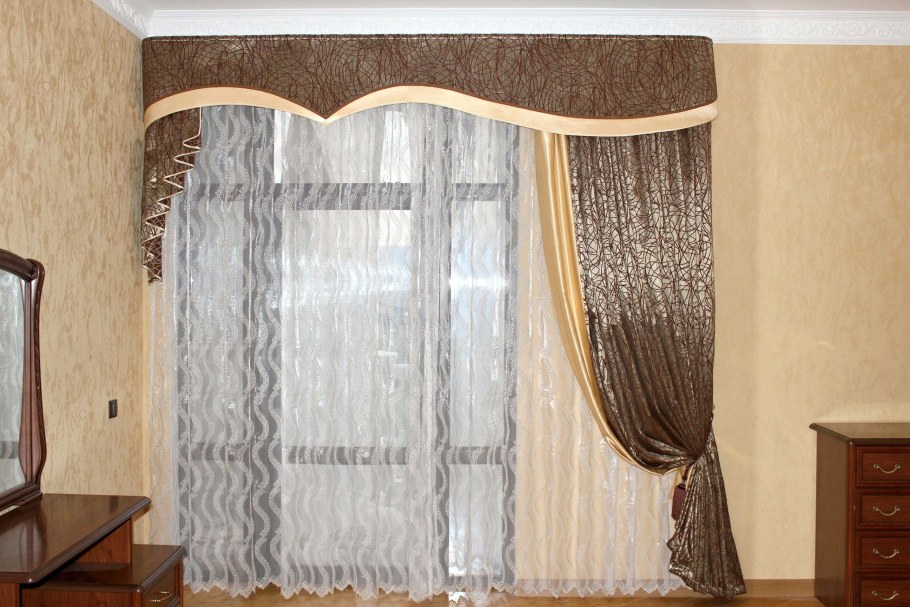 Шторы в гостиную с жестким ламбрекеном