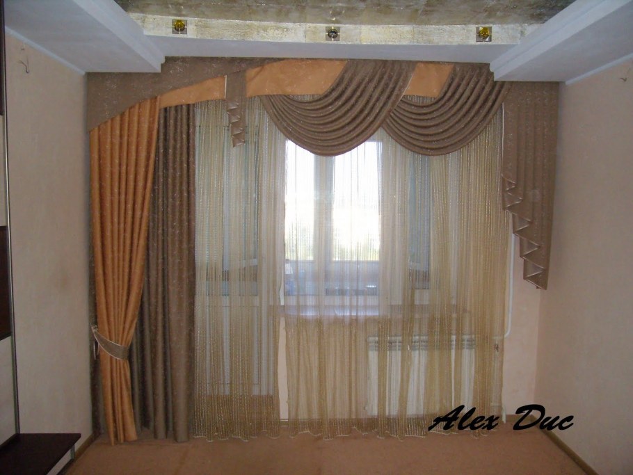 Тюль с ламбрекеном для зала с балконом