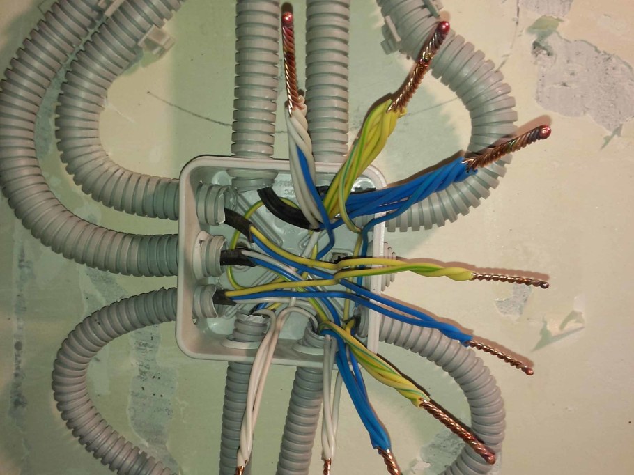 Расключение распаячных коробок