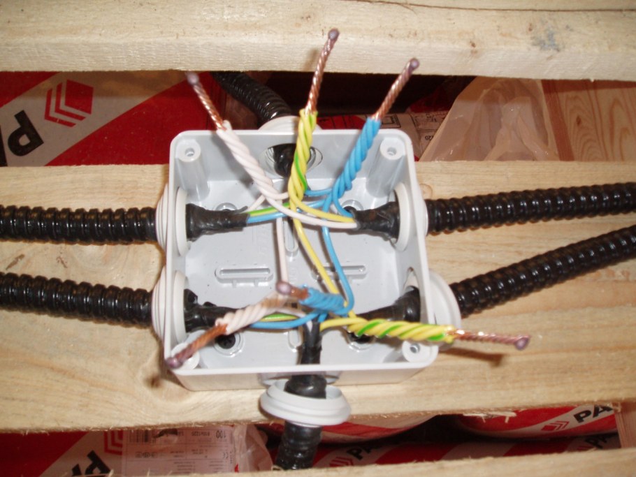 Соединения 4 проводов в распаечной коробке