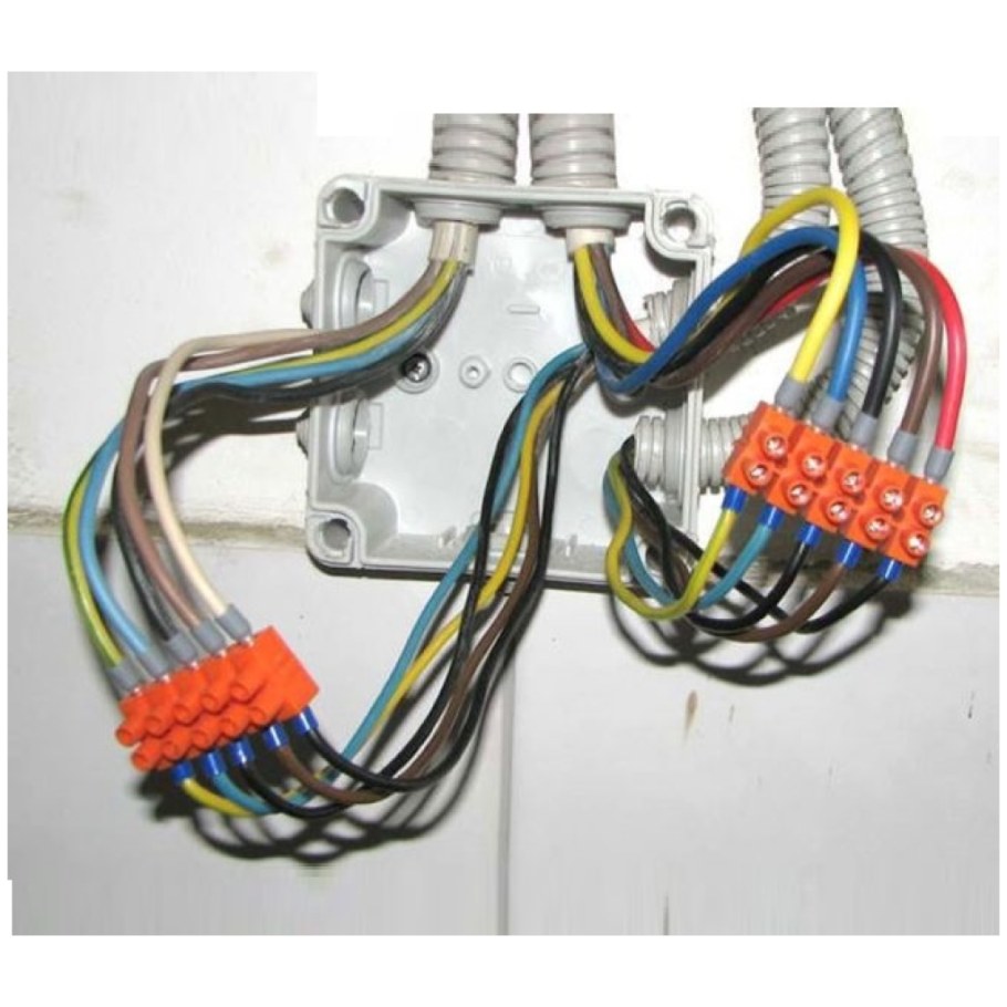 Соединить 4 провода в распределительной коробке