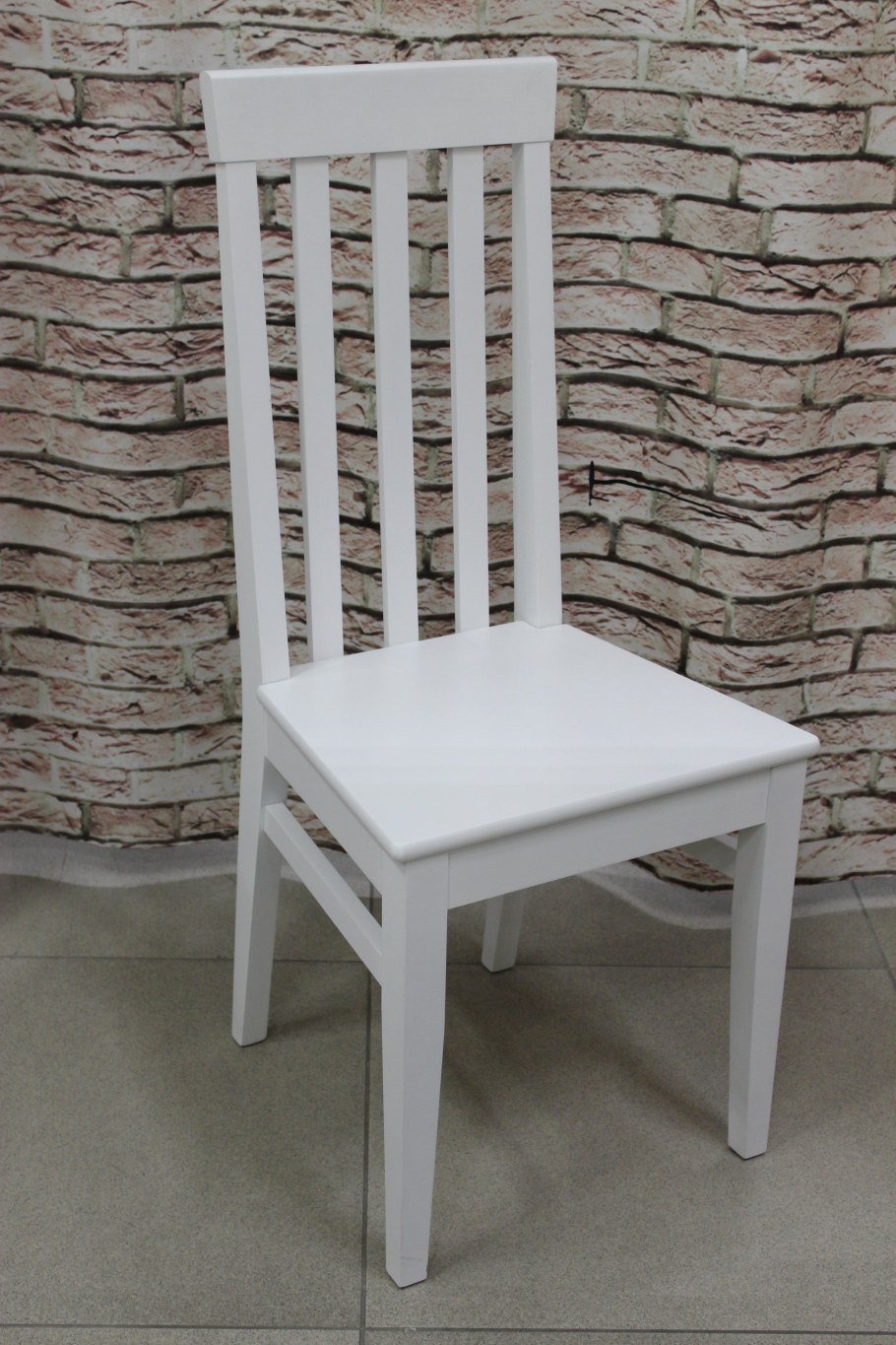 Стул белый деревянный