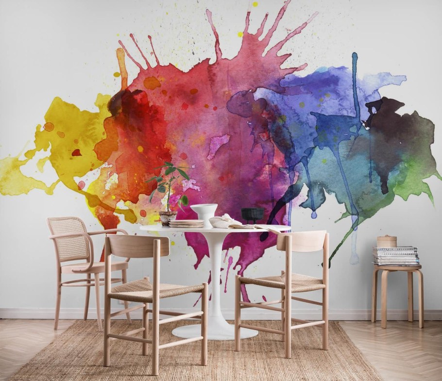 Брызги краски на стене в интерьере