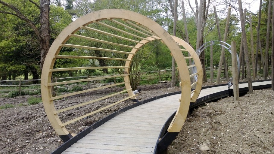 Арка своими руками для сада с мостиком