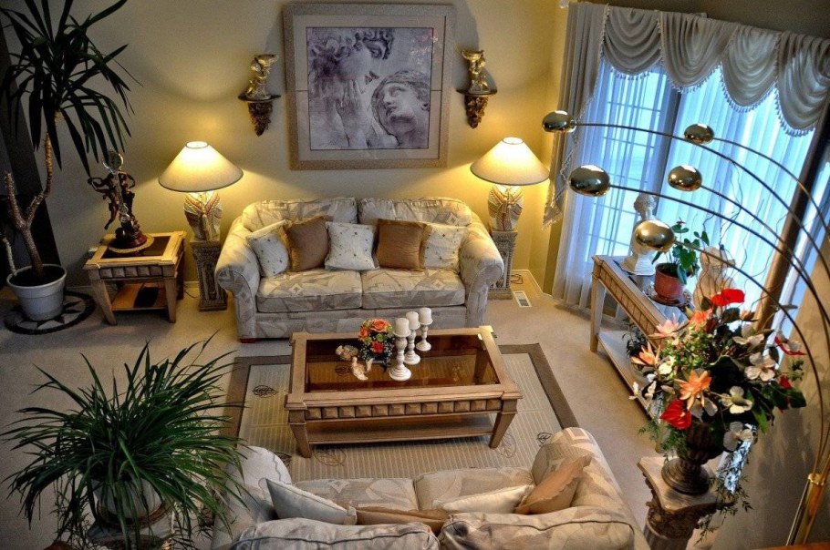 Уютная гостиная с цветами