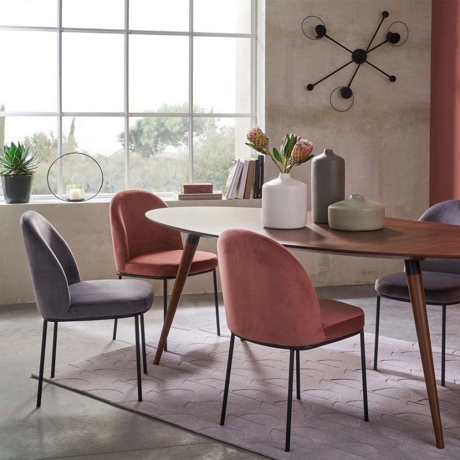 Стулья брусничного цвета в интерьере