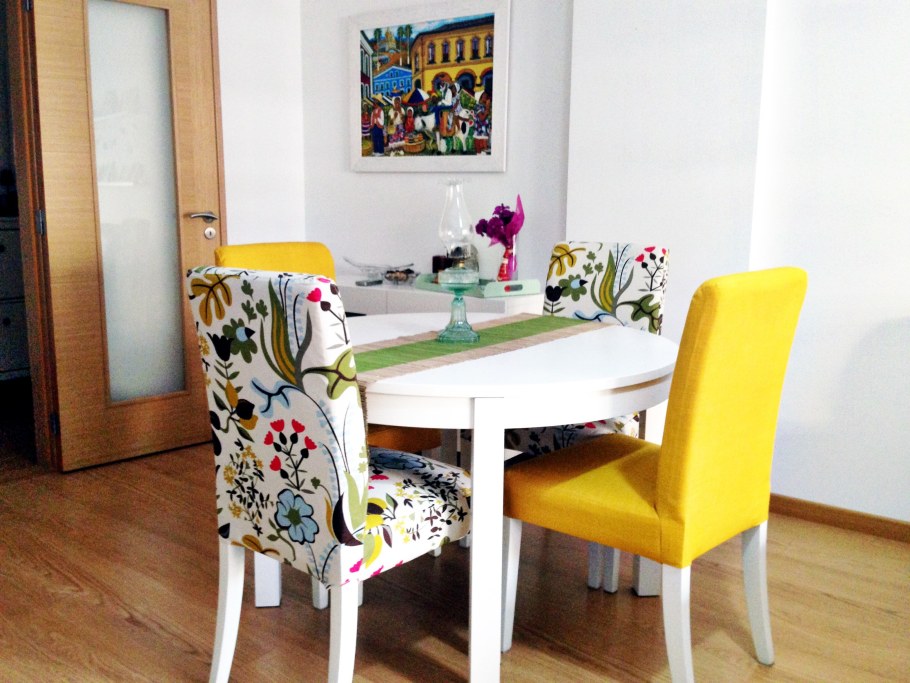Разноцветные стулья на кухню