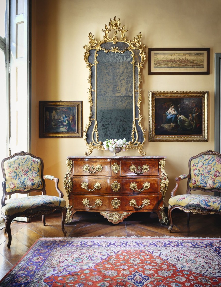 Мебель коричневый антиквариат в интерьере