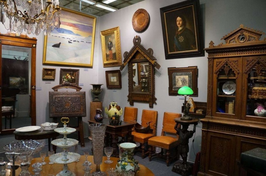 Антикварный салон на Ждановской набережной