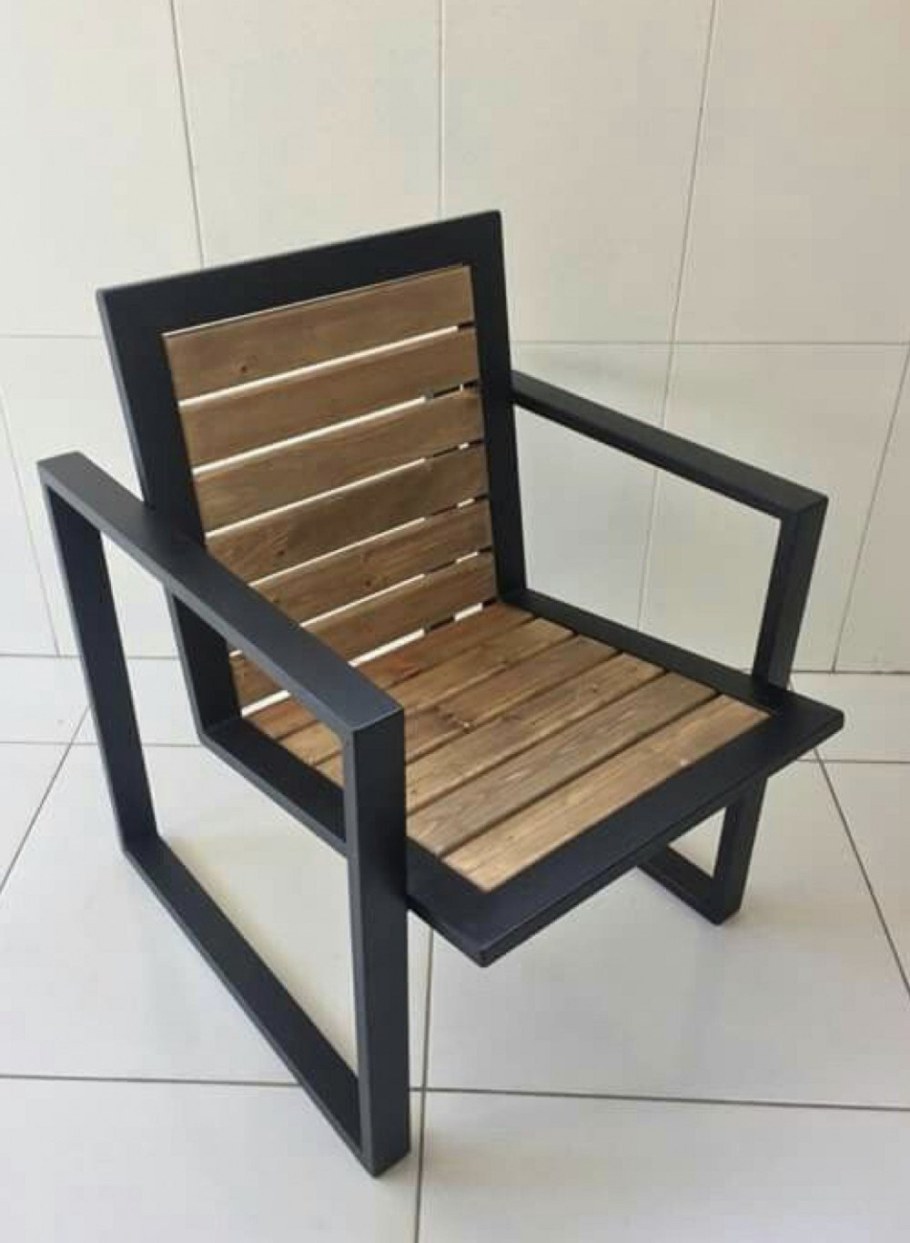 Кресло из металла и дерева