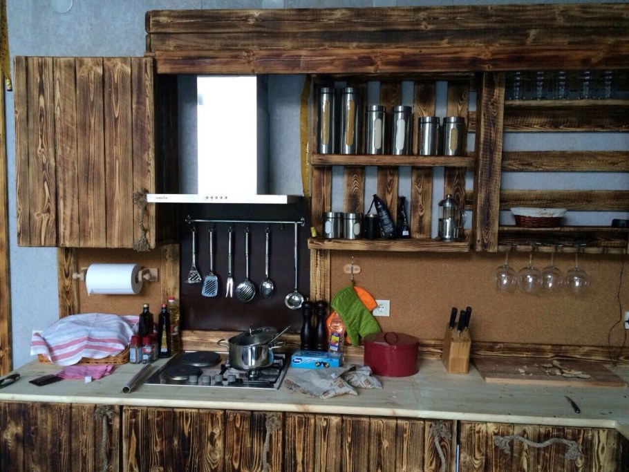 Кухонный гарнитур из поддонов