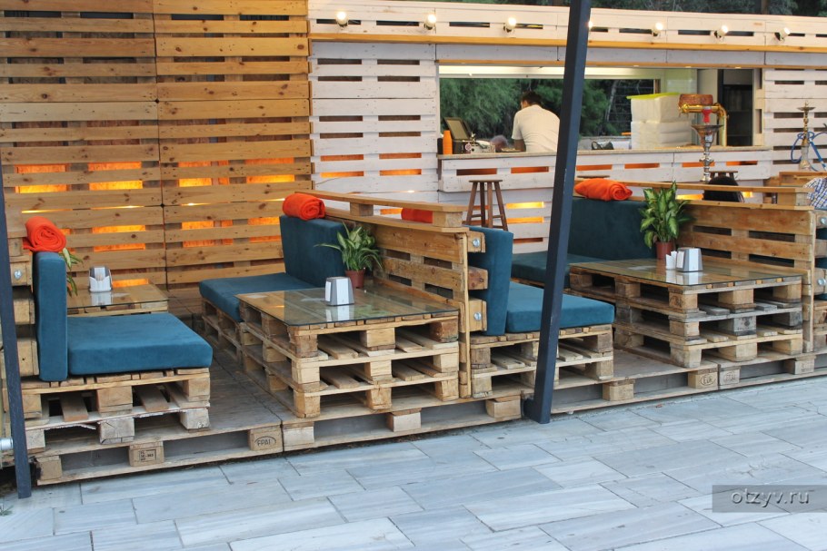 Мебель из паллет для летнего кафе