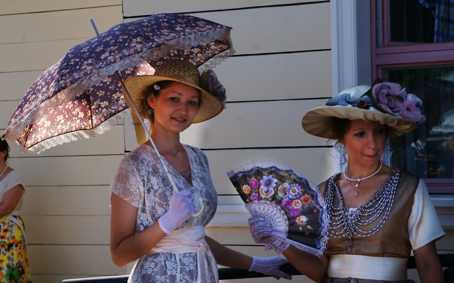 Дама с зонтиком от солнца