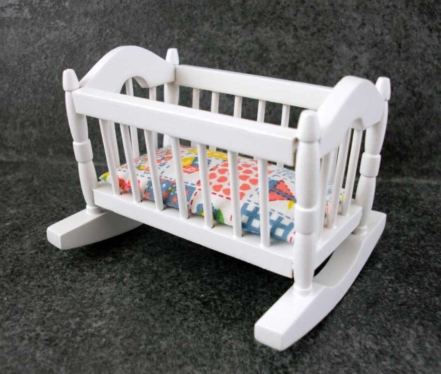 Кроватка для куклы маятник