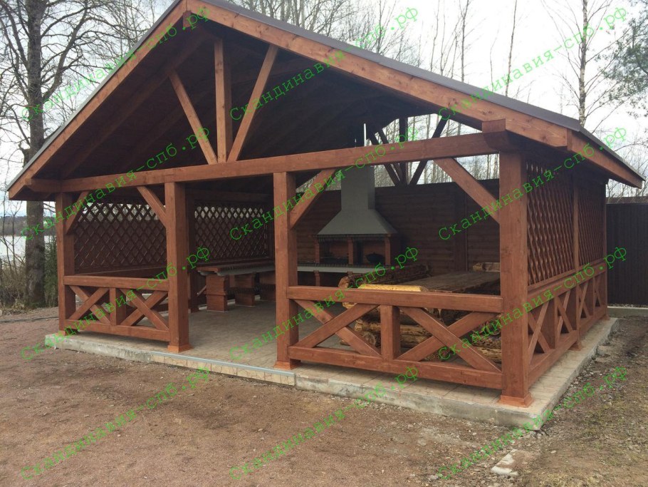 Большая деревянная беседка