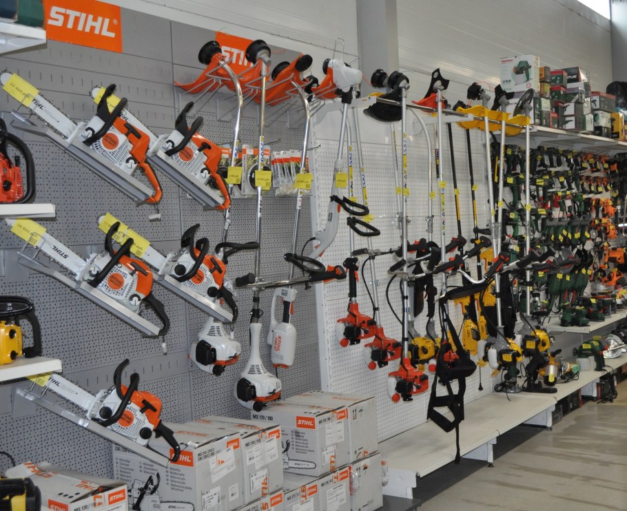 Витрина с бензоинструментом