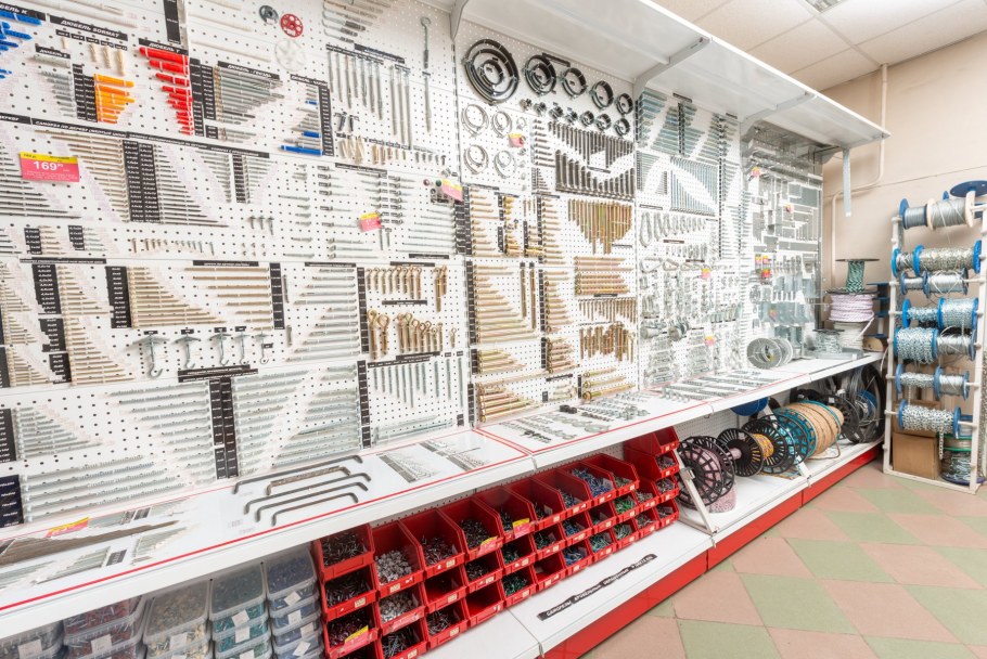 Выкладка крепежа в магазине