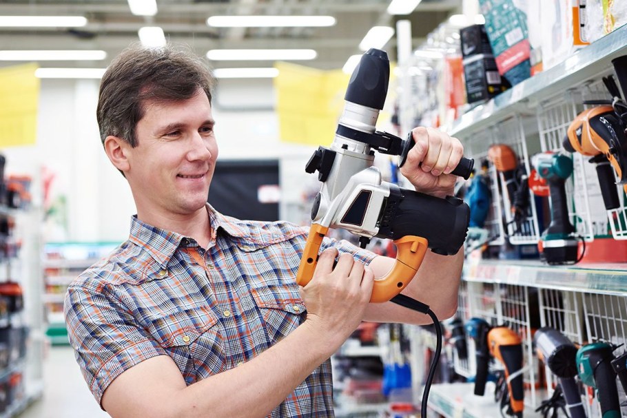 Продавец и покупатель в строительном магазине