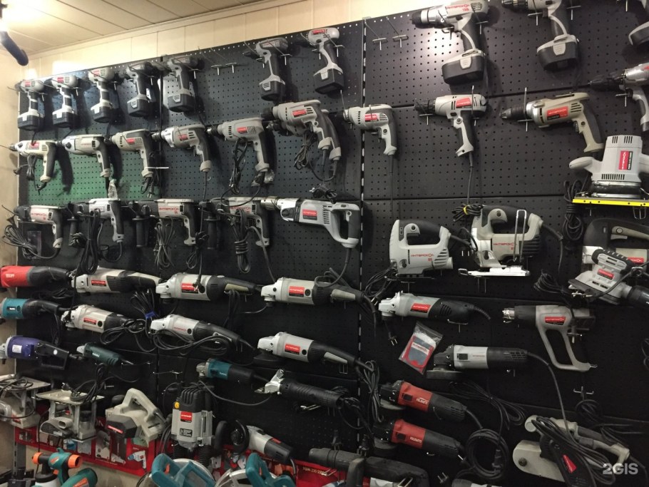 Витрина с электроинструментом