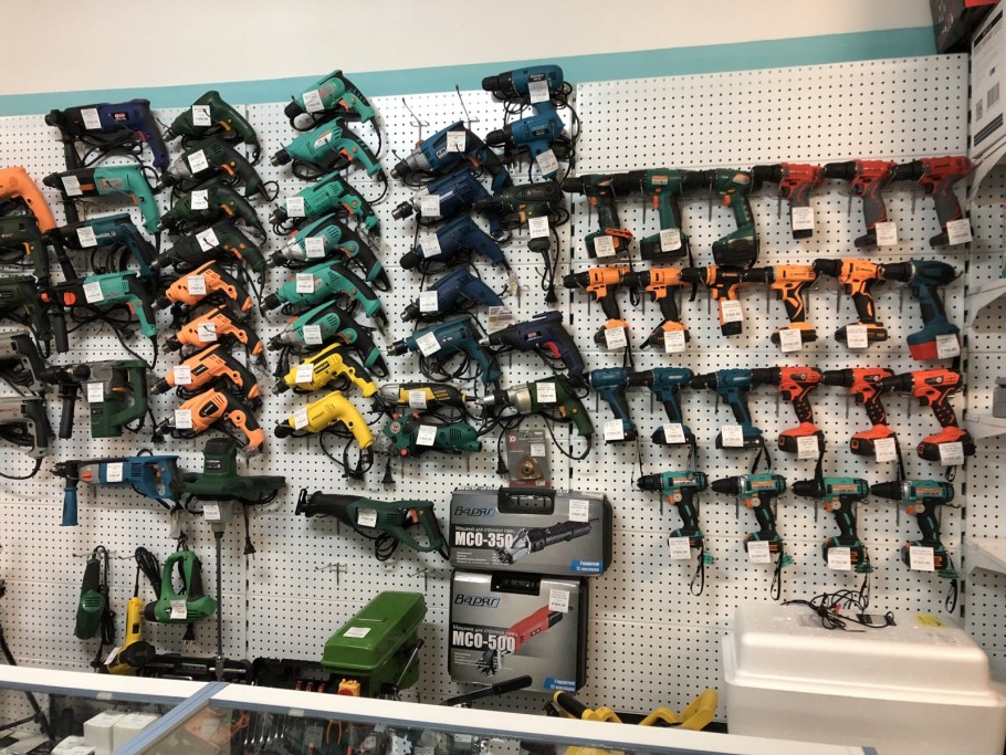 Витрина с электроинструментом
