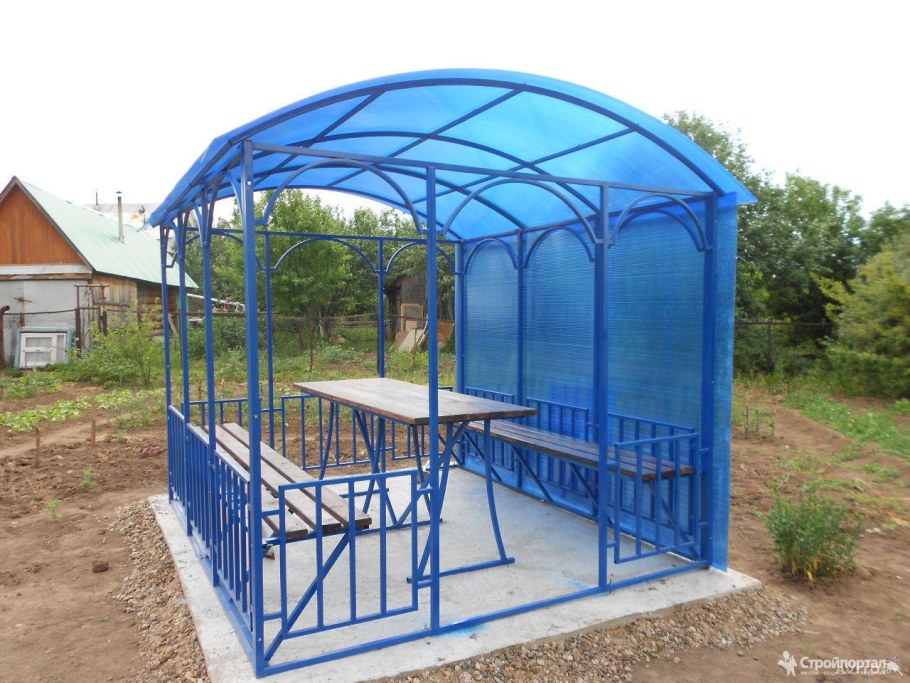 Беседка под поликарбонатом