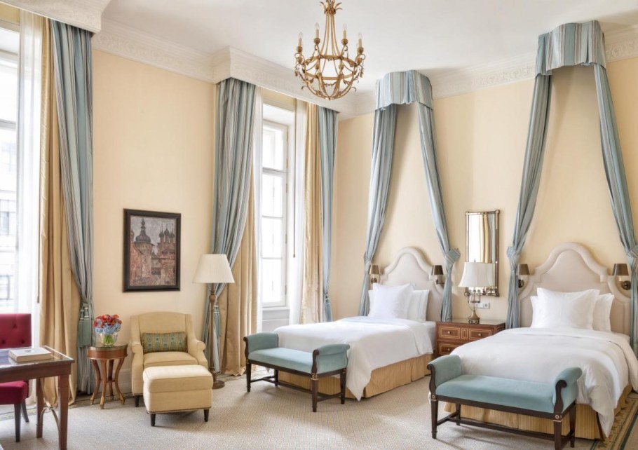 Отель four Seasons Lion Palace